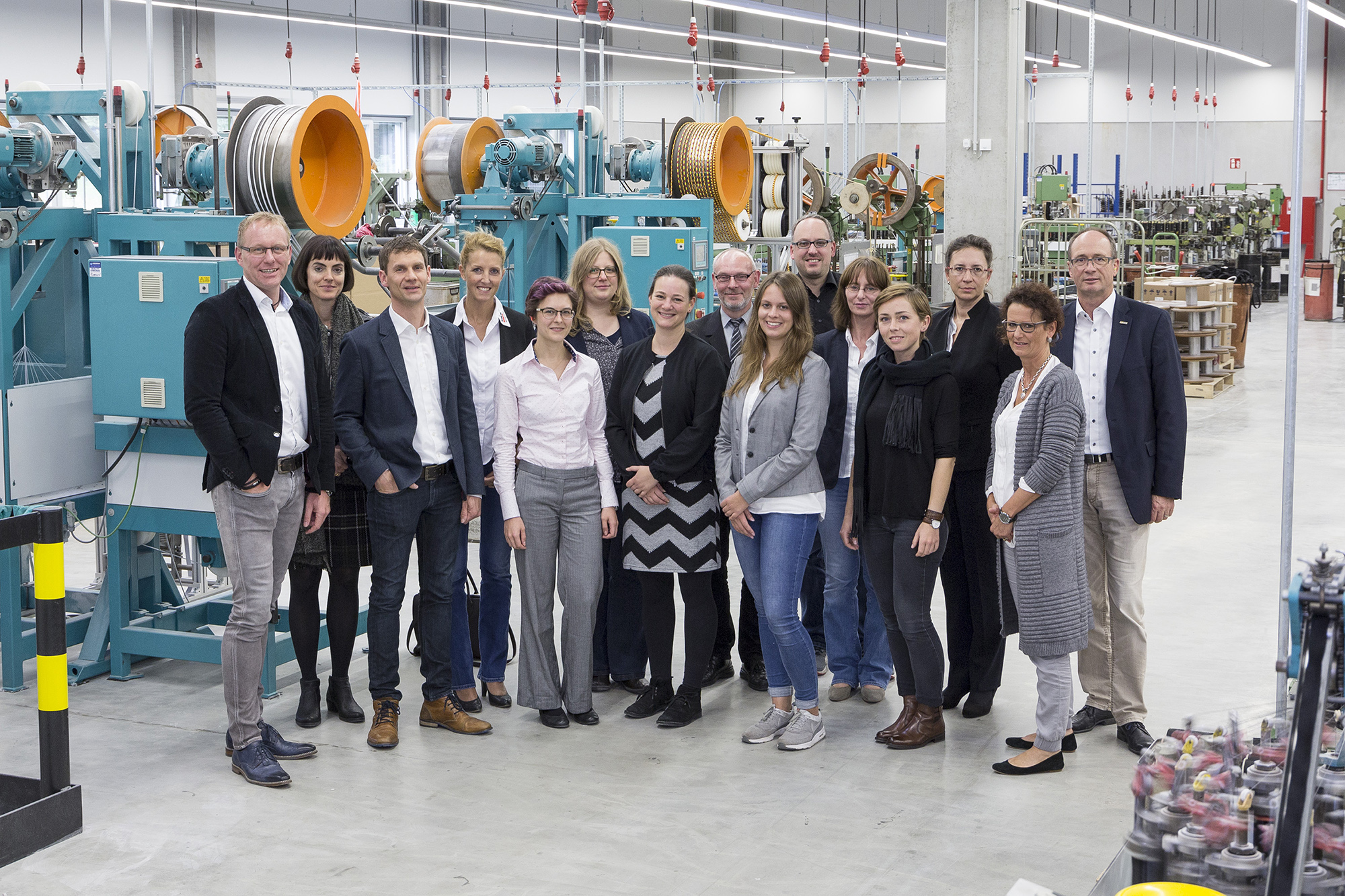 JUMBO-Textil 4.0: Gruppenfoto in der Produktionshalle beim Besuch des Verbundprojekts AddiTex