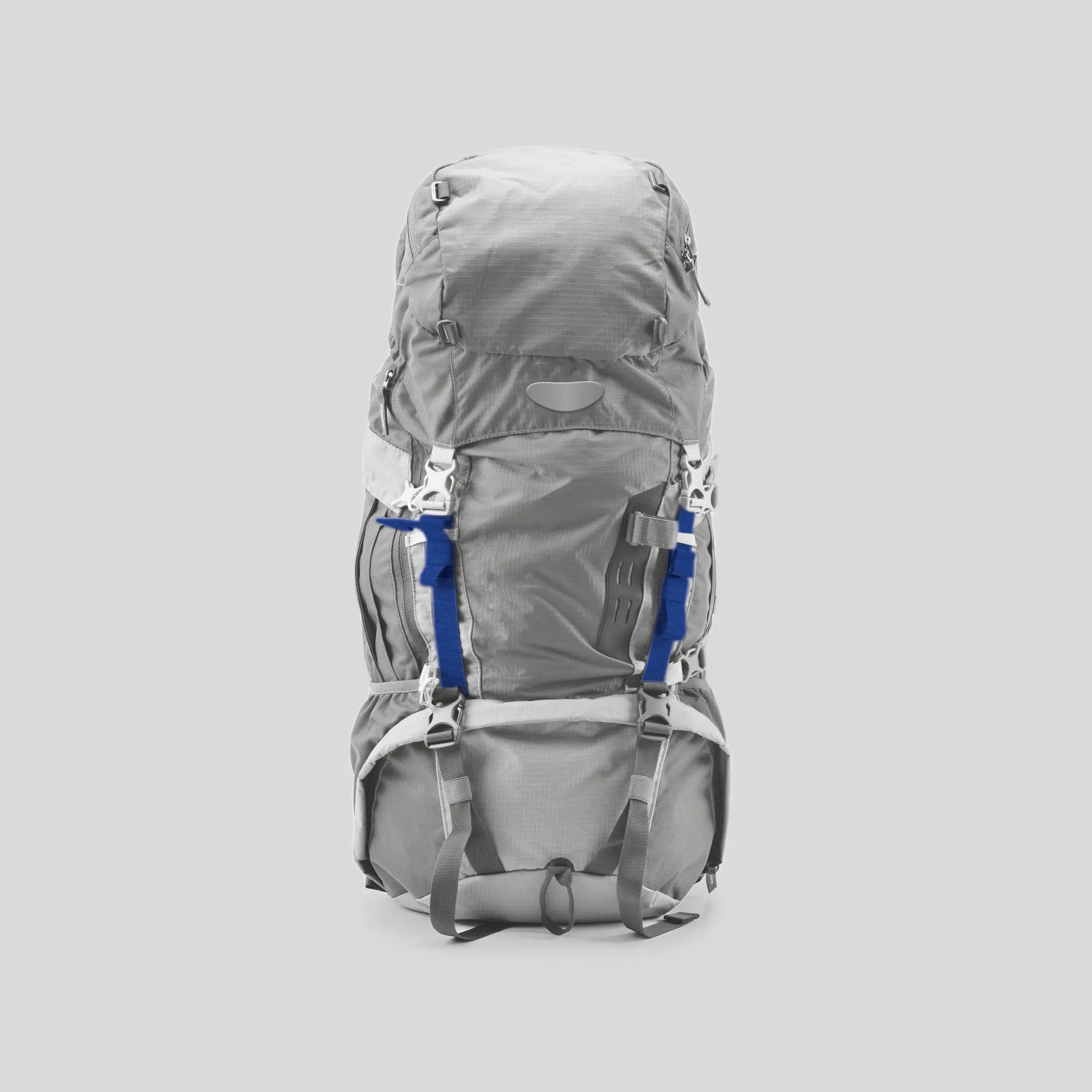 FlexiKlett auf einem Produktfoto eines grauen Outdoor-Rucksacks vor grauem Hintergrund. Manche Bänder an dem Rucksack sind in dunkelblau.
