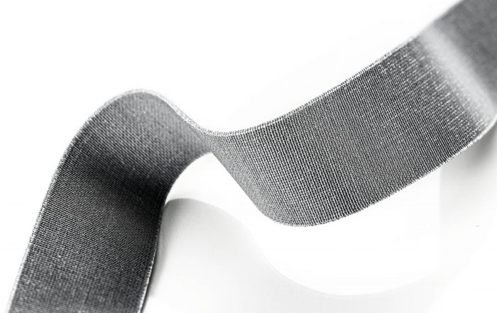 Produktfoto von einem elastischen Melangeband in Grau auf weißem Hintergrund.