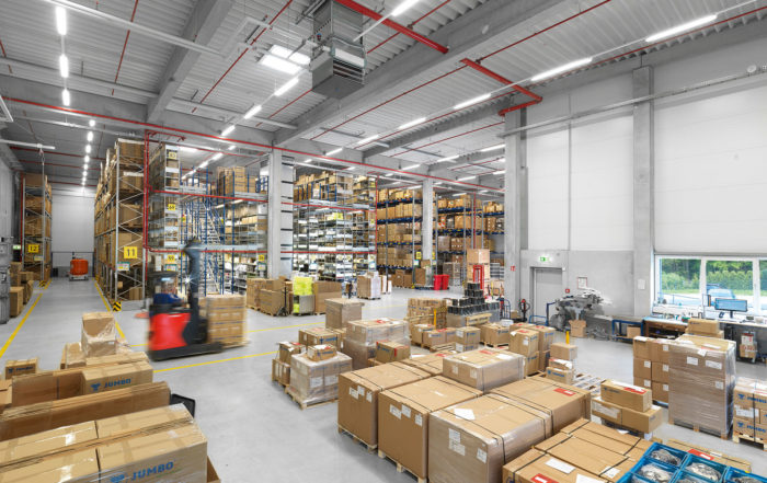 Ein Logistik Lager, das mit Digitalisierung und entsprechenden Prozessen modernisiert wird - Digitalisation in logistics