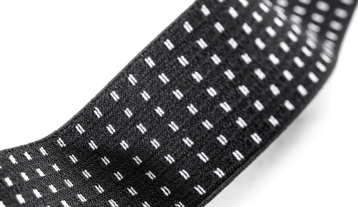 Textiltechnik IV - Weben: hier Bandagenband in schwarz und weiß