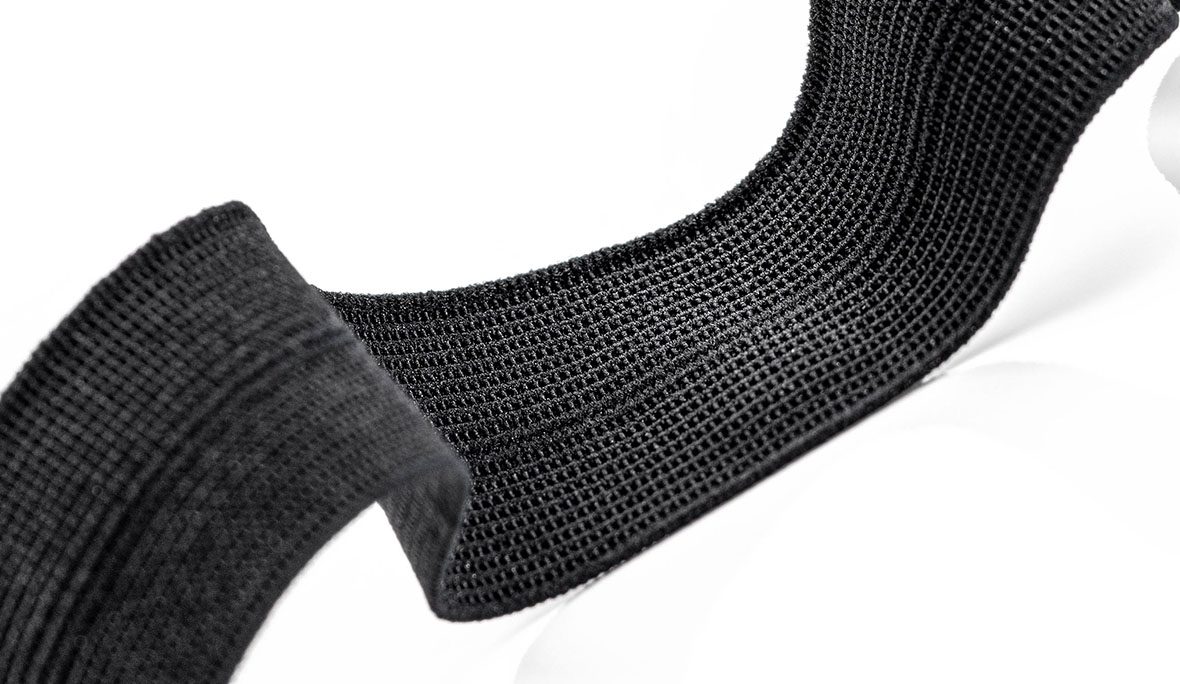 Einfassband aus Elasthan in der Farbe Schwarz.