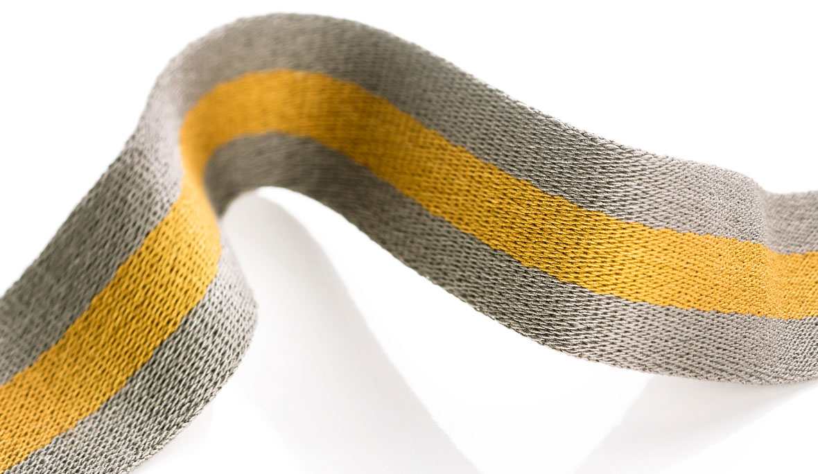 Gurtband in Gelb und Beige auf weißem Hintergrund.