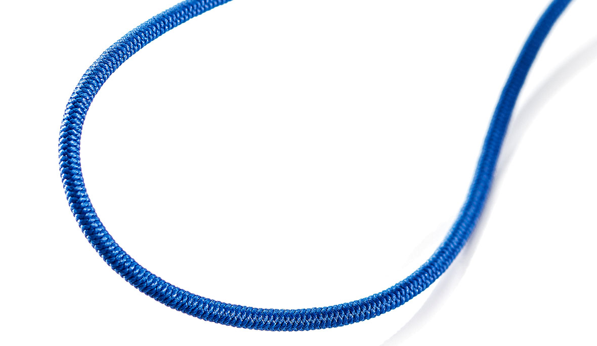 Elastische Kordel in Blau auf weißem Hintergrund.