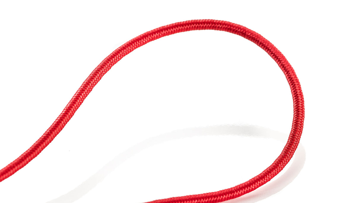 Produktfoto einer Kordel in der Farbe Rot vor weißem Hintergrund.