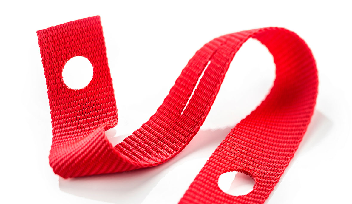 Textiltechnik III – Schmaltextilien konfektionieren: hier ein rotes Fangband