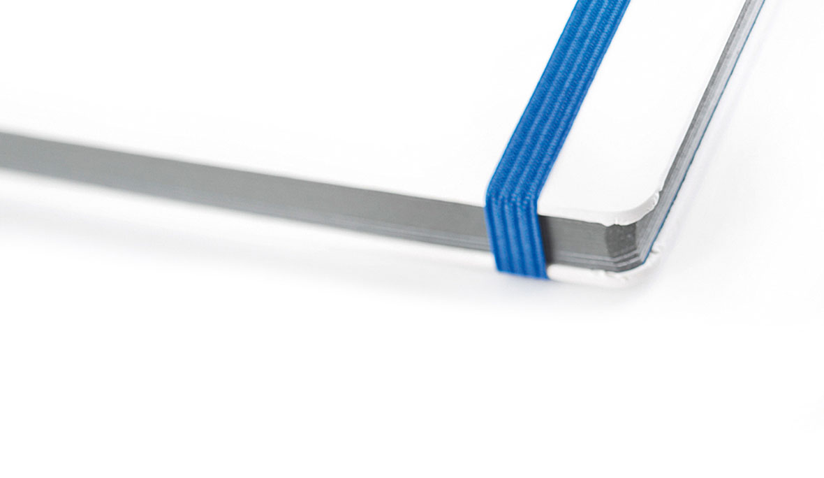 Eine elastische Litze in der Farbe Blau als Verschluss-Lösung für ein Buch/Notizblock.