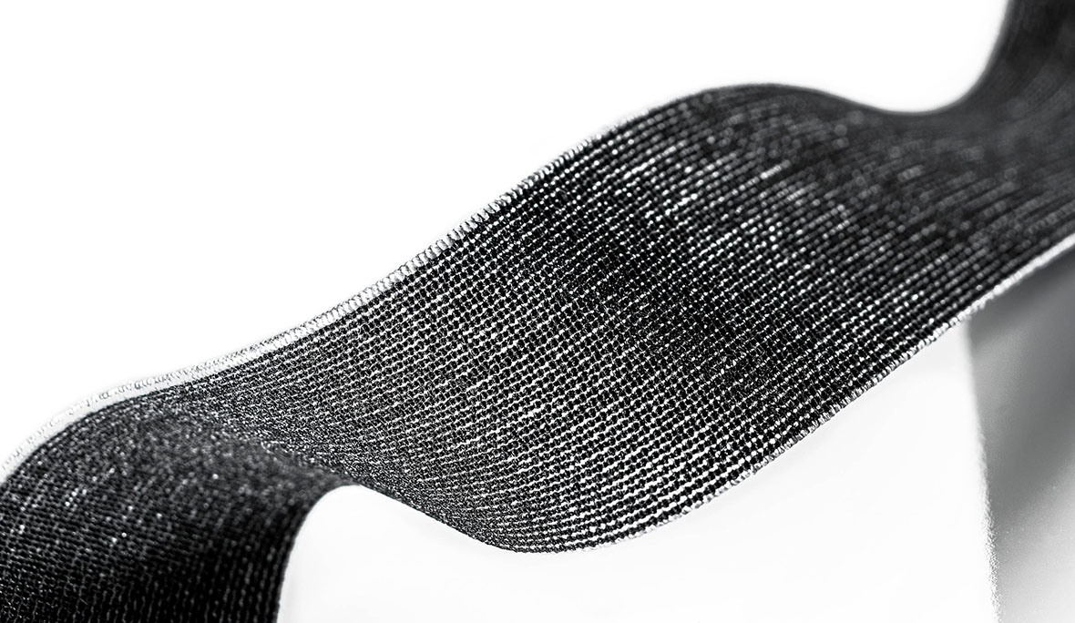 Elastisches Melangeband in schwarz auf weißem Hintergund.