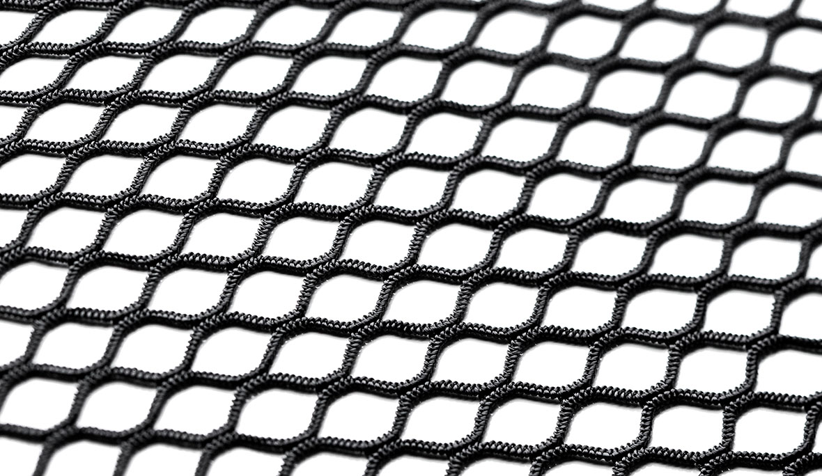 Produktfoto eines Wabennetzes in der Farbe Schwarz vor weißem Hintergrund.