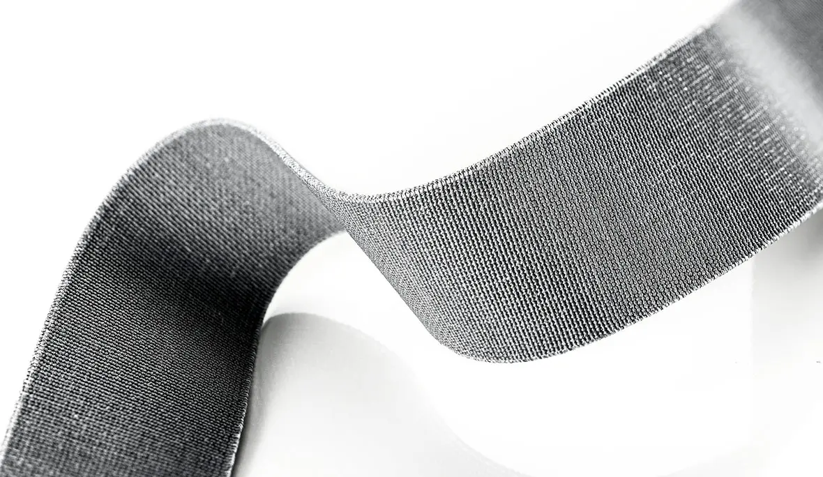 Textiltechnik IV - Weben: hier Elastisches Melangeband in grau