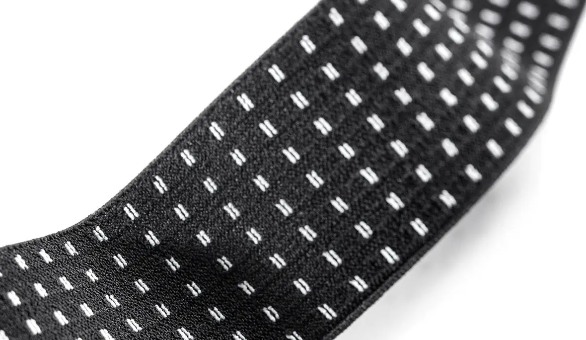 Textiltechnik IV - Weben: hier Bandagenband / Elastisches Band in schwarz und weiß