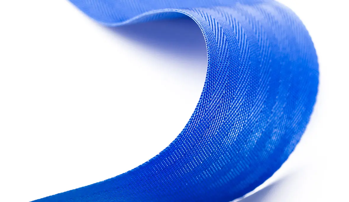 Textiltechnik IV - Weben: hier blaues Fischgratband