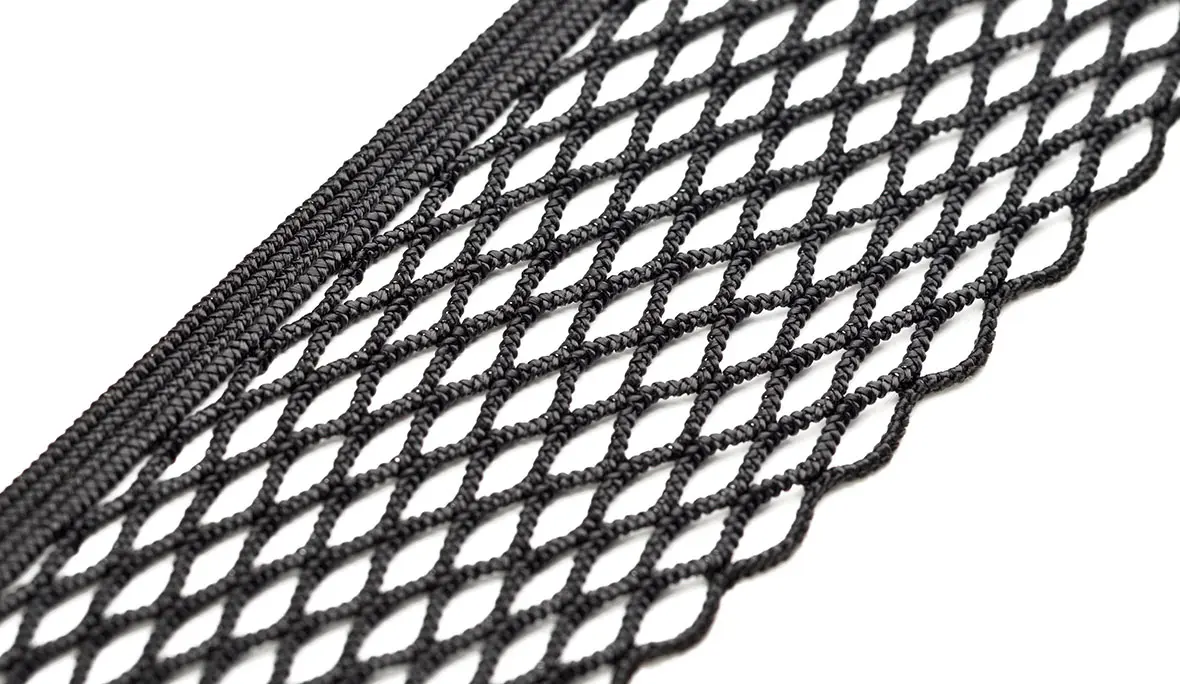 Produktfoto eines schwarzen elastischen Netzes, mit elastischer Häkelkante, vor weißem Hintergrund
