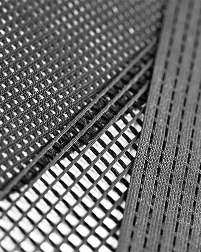 Vollflächiges Produktfoto von drei verschiedenen Varianten von schwarzen Raschelnetzbändern