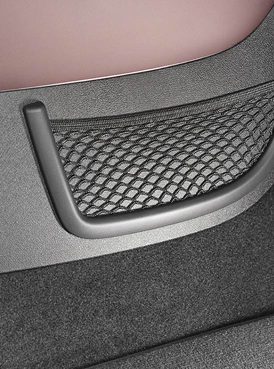 Textilien für Fahrzeugbau, Luftfahrt und Mobilität - Innenraum: Foto eines Fußraums in einem Auto. Zu sehen ist ein Utensiliennetz auf der linken Seite des Beifahrers.