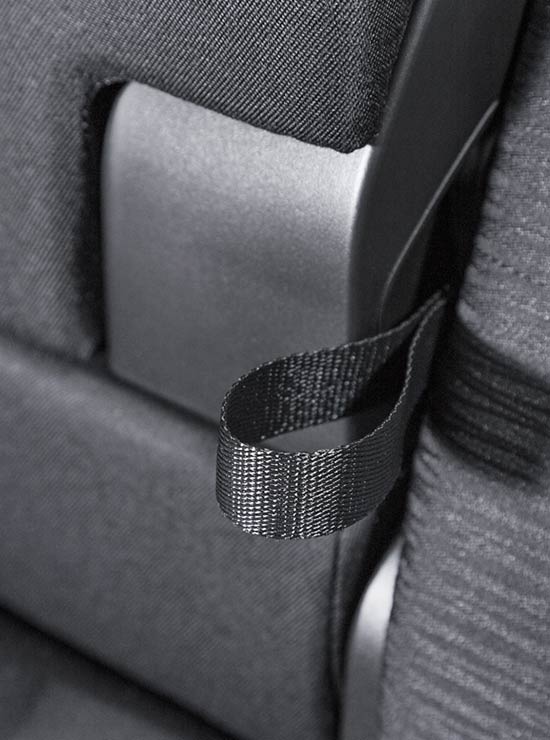 Textilien für Fahrzeugbau, Luftfahrt und Mobilität: Nahaufnahme eines Autositzes. Zu sehen ist ein Webband, welches zu einer Schlaufe verarbeitet und eingebaut wurde, wodurch Sitze oder Teile davon umgeklappt werden können.