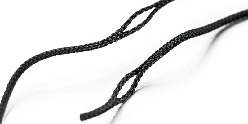 Produktfoto von Lochkordeln in schwarz vor weißem Hintergrund