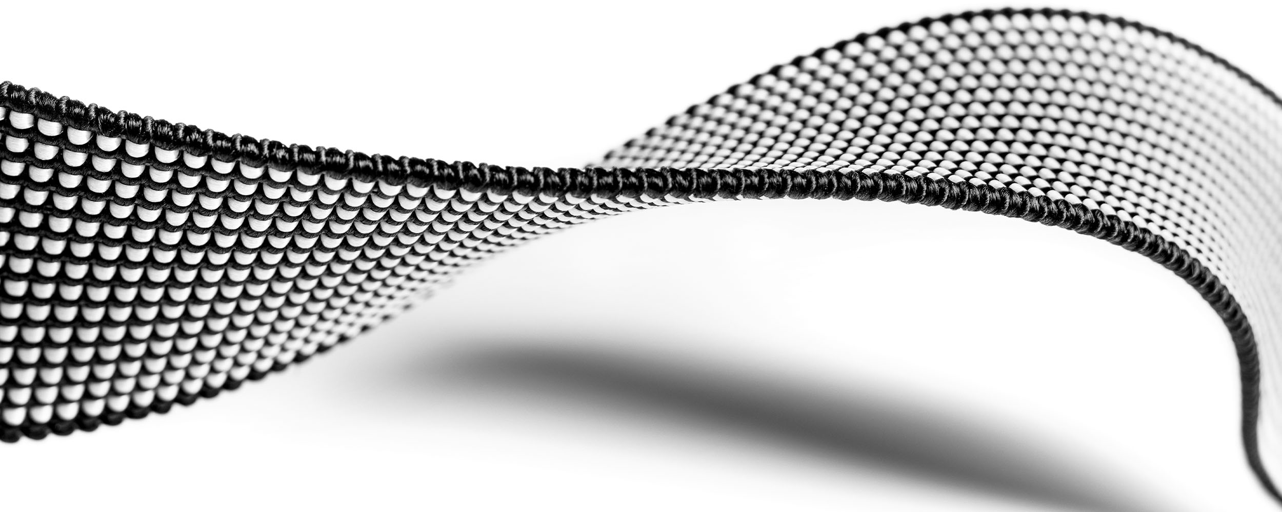 Produktfoto eines schwarz-weißen Gurtgummibands vor weißem Hintergrund