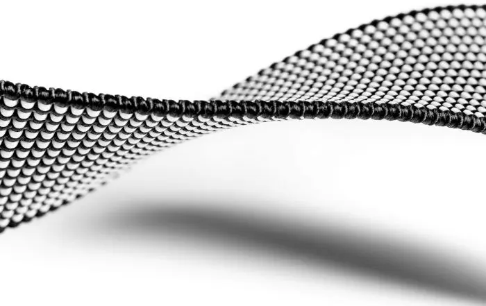 Produktfoto eines schwarz-weißen Gurtgummibands vor weißem Hintergrund