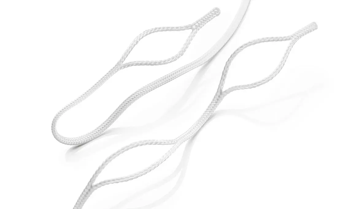 Produktbild von zwei weißen Lochkordeln vor weißem Hintergrund