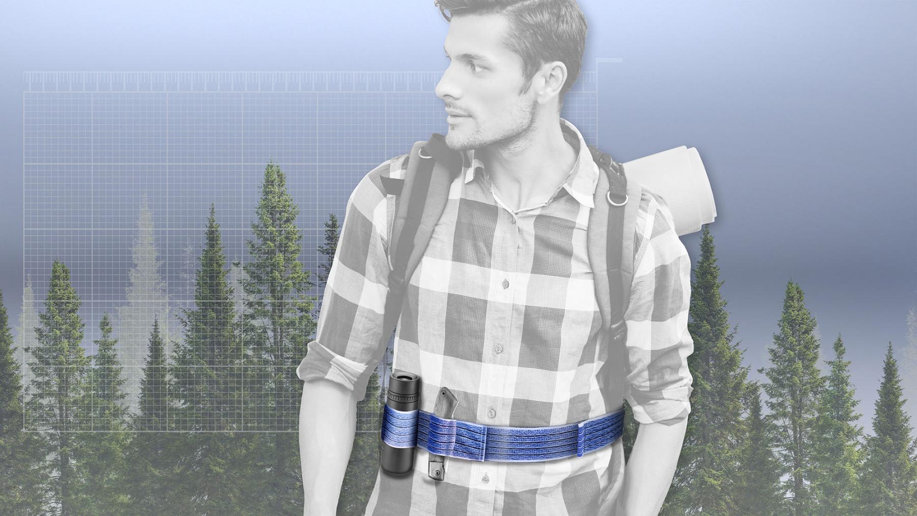 Ein Mann, in schwarz-weiß und halbtransparent, trägt einen blauen Klettgurt um die Hüfte, um Outdoor-Utensilien zu tragen. Der Klettgurt ist in voller, blauer Farbe. Er steht vor einem Tannenwald, der ebenfalls halbtransparent ist.