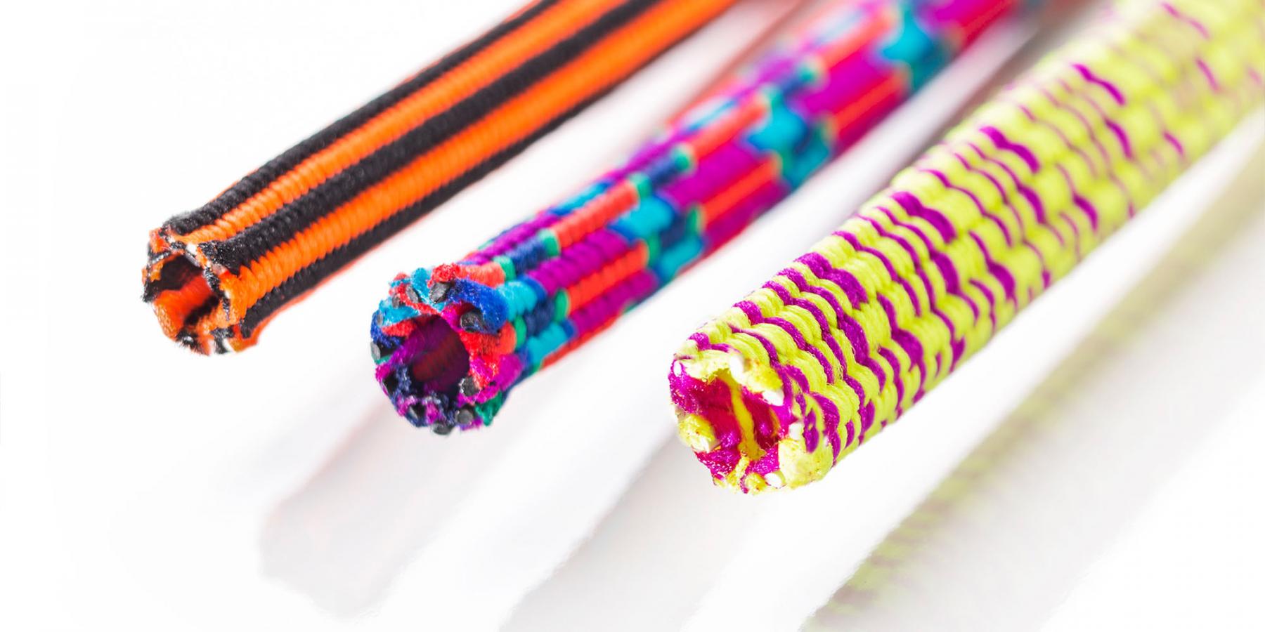 Nahtlos geflochtene elastische Flechtschläuche z.B. für Kabelbäume – JUMBO-Textil Nahtlos geflochtene elastische Flechtschläuche z.B. für Kabelbäume – JUMBO-Textil