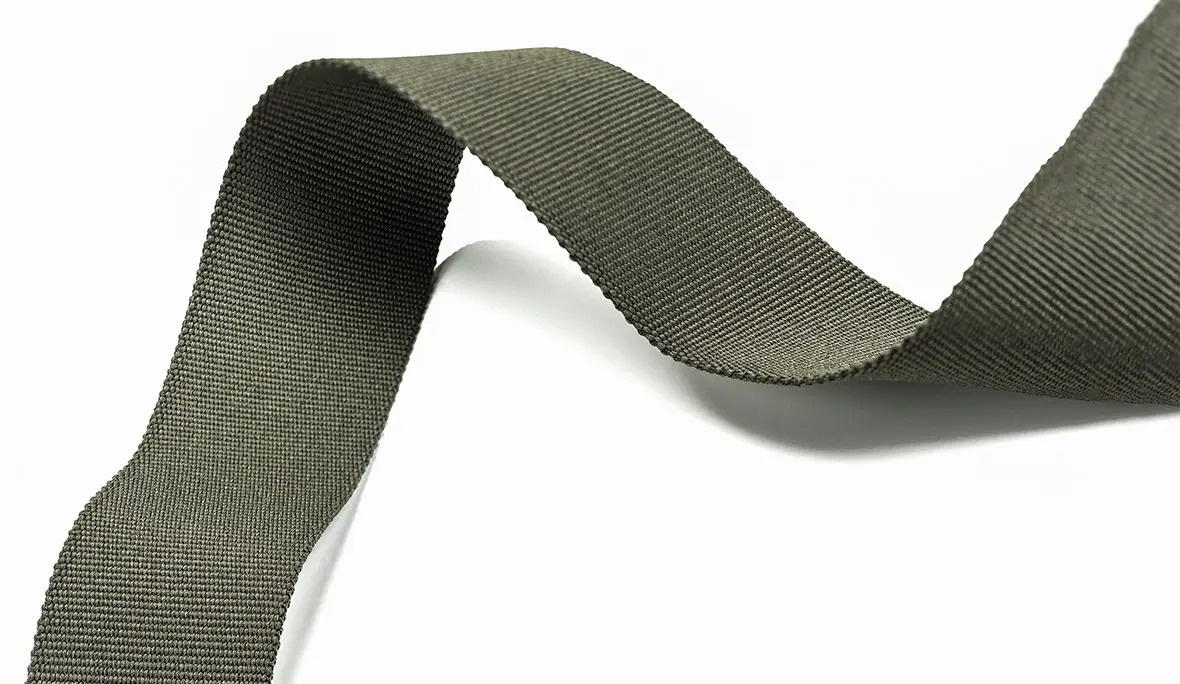 Produktfoto eines olivfarbenen Gurtbands vor weißem Hintergrund