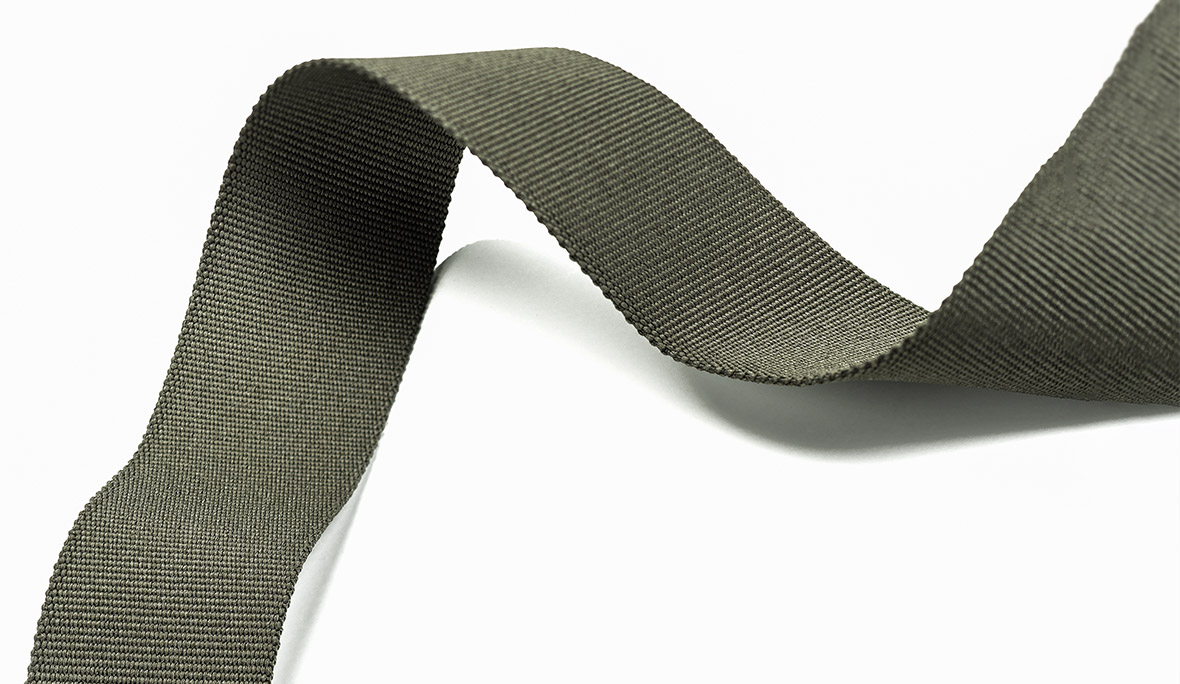 Gurtband: Produktfoto eines olivfarbenen Gurtbands vor weißem Hintergrund